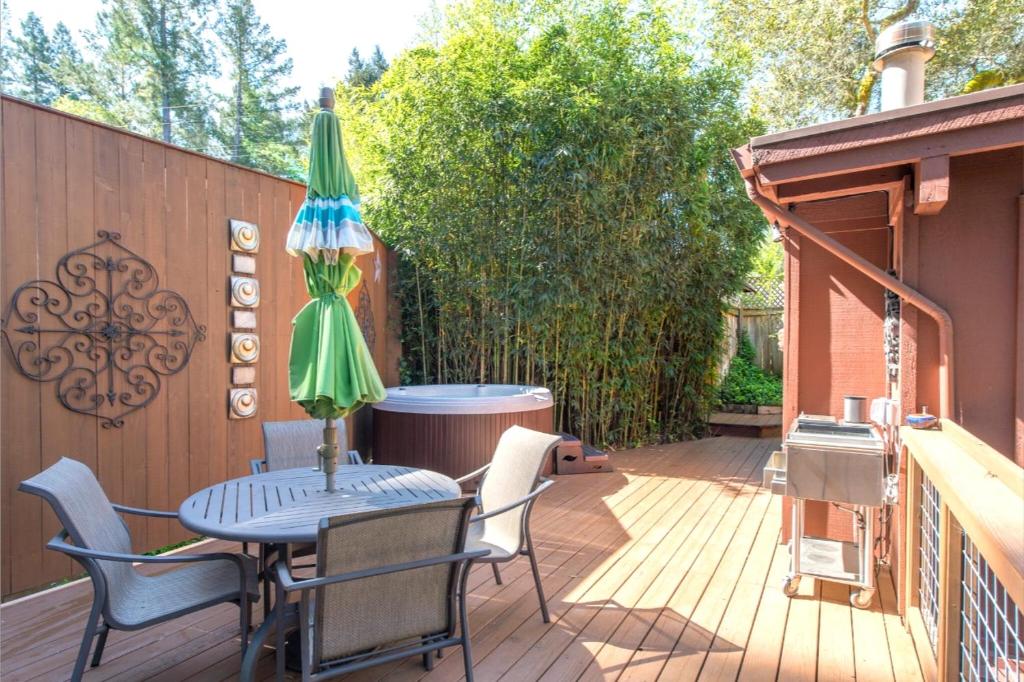 Tree Fort! Redwoods! Hot Tub!! Fire Table!! Google Smart Home!! Fast WiFi!! Dog Friendly! - image 3