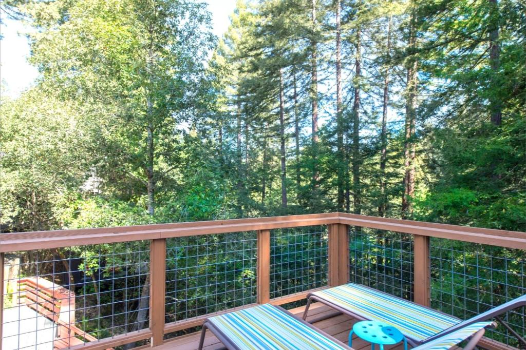 Tree Fort! Redwoods! Hot Tub!! Fire Table!! Google Smart Home!! Fast WiFi!! Dog Friendly! - image 6