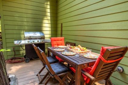 Vino Velo Retreat! Redwoods! Hot Tub!! Fire Table!! BBQ!! Game Room!! Fast WiFi!! Dog Friendly!! - image 14