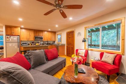 Vino Velo Retreat! Redwoods! Hot Tub!! Fire Table!! BBQ!! Game Room!! Fast WiFi!! Dog Friendly!! - image 15