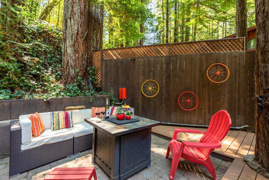 Vino Velo Retreat! Redwoods! Hot Tub!! Fire Table!! BBQ!! Game Room!! Fast WiFi!! Dog Friendly!! - image 7