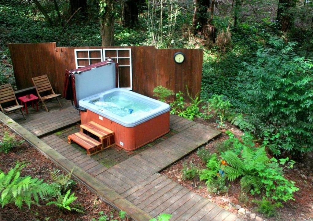 Little Red House Plus! Redwoods! Hot Tub!! BBQ Grill! Fast WiFi! Near Golf Course!! Dog Friendly! - image 3