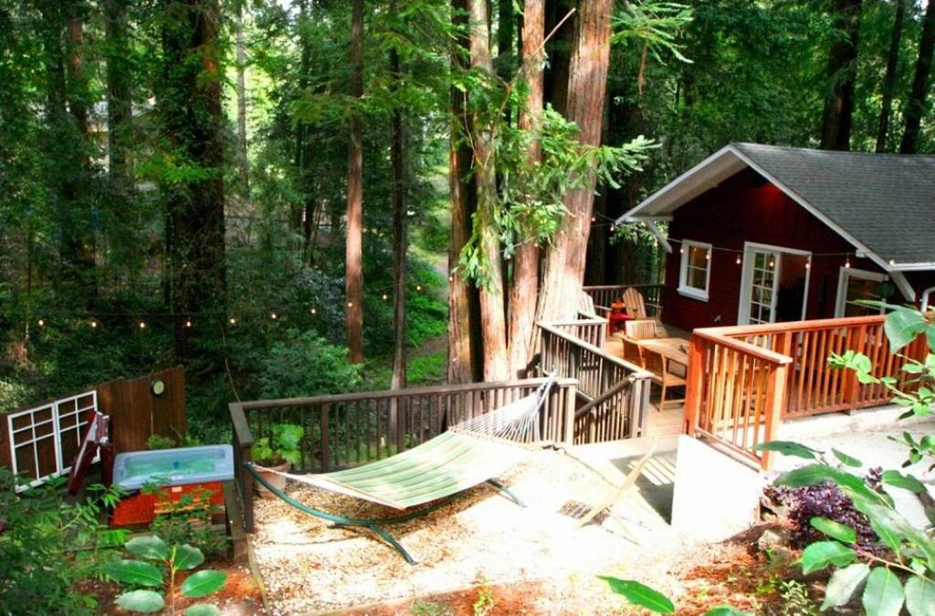 Little Red House Plus! Redwoods! Hot Tub!! BBQ Grill! Fast WiFi! Near Golf Course!! Dog Friendly! - image 4