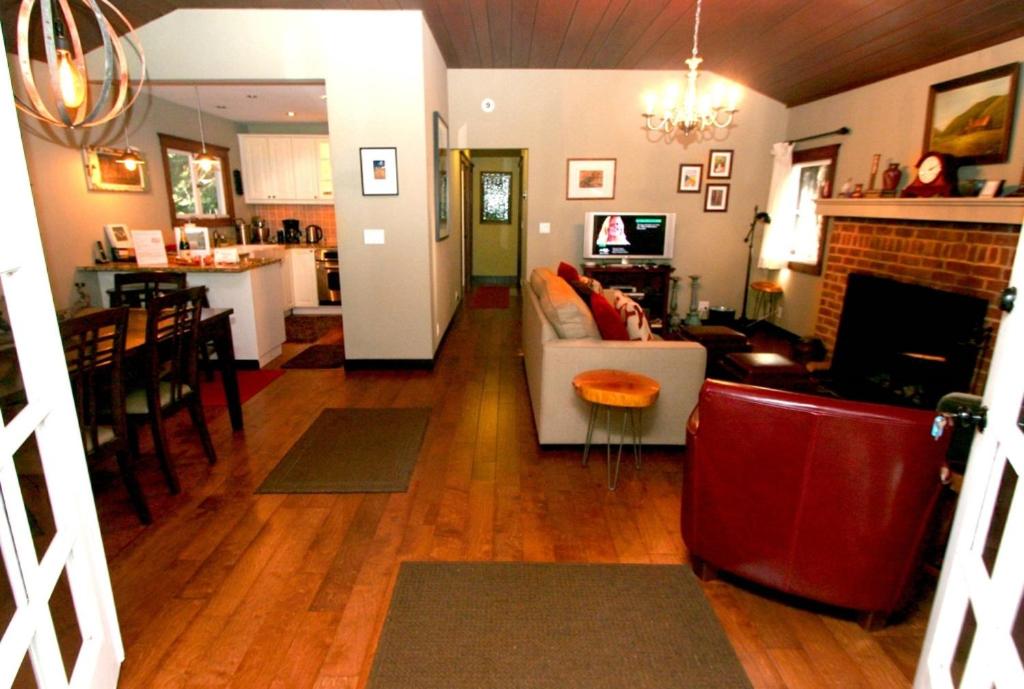 Little Red House Plus! Redwoods! Hot Tub!! BBQ Grill! Fast WiFi! Near Golf Course!! Dog Friendly! - image 7