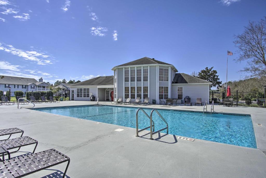 Gulf Shores Condo with Pool Access 5Mi to Beach - image 5