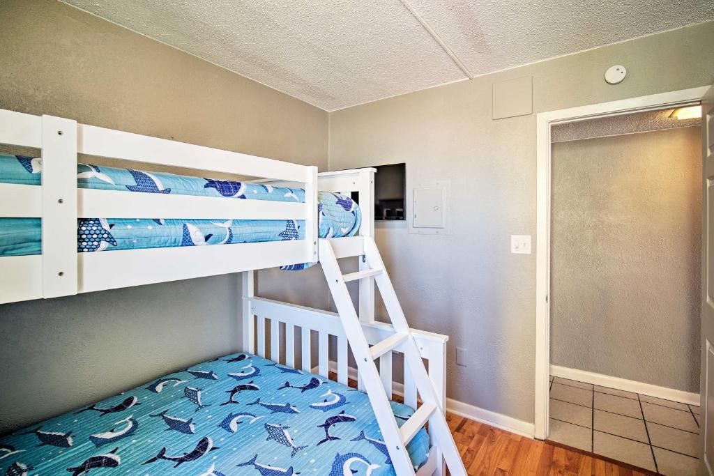 Bright Gulf Shores Beachfront Condo with Pool Access - image 3