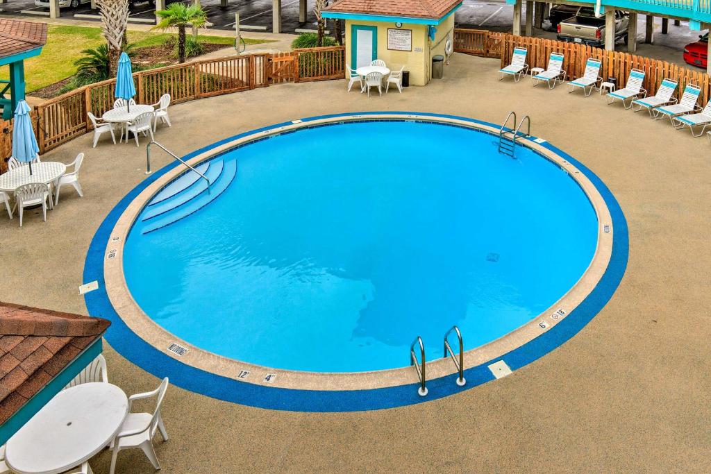 Gulf Shores Getaway with Pool and Beach Access - image 6