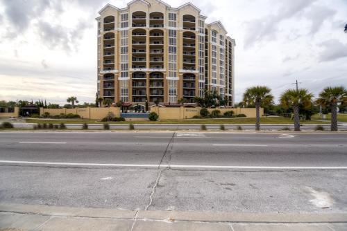 Sleek Gulfport Condo with Ocean Views and Pool Access! - image 3