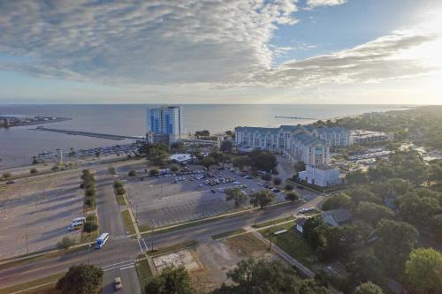 Charming Gulfport Getaway Only 3 Blocks to Beach! - image 3