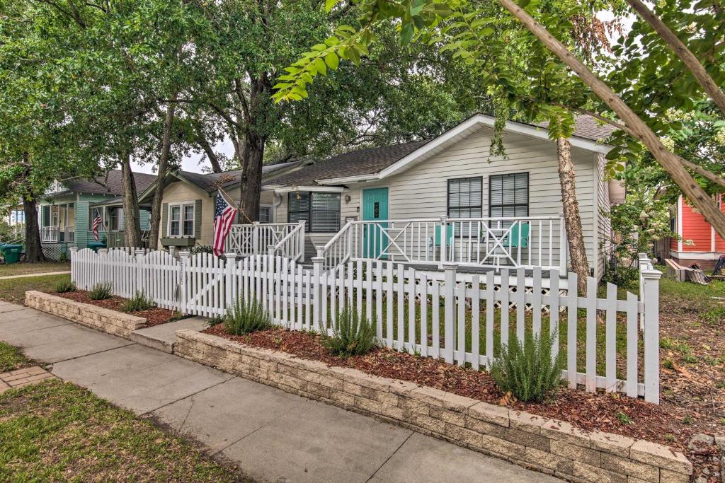 Gulfport Bungalow by Jones Park and Beach Access! - main image