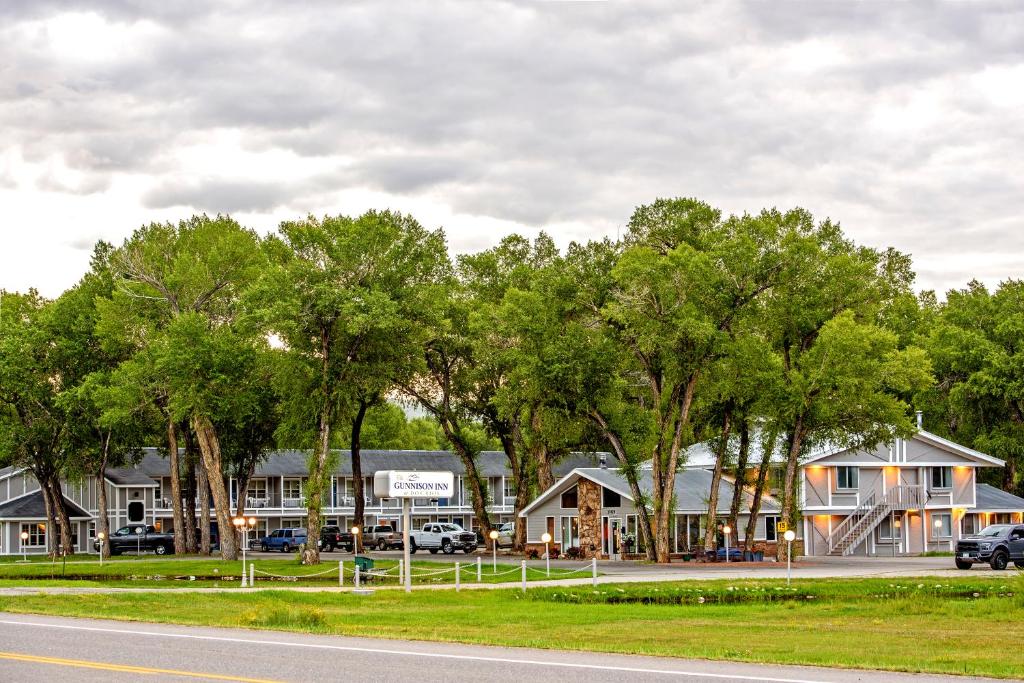 The Gunnison Inn at Dos Rios Golf Course - main image