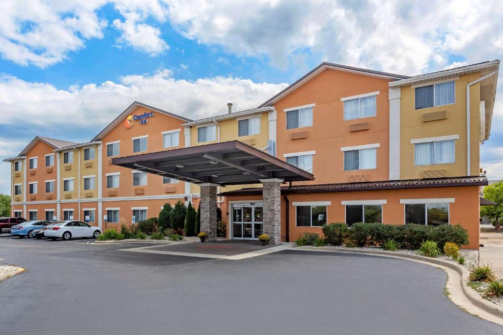 Comfort Inn Gurnee near Six Flags - main image