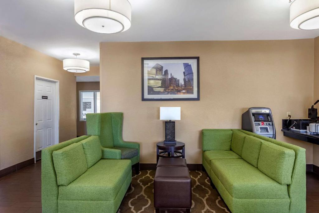 Comfort Inn Gurnee near Six Flags - image 2