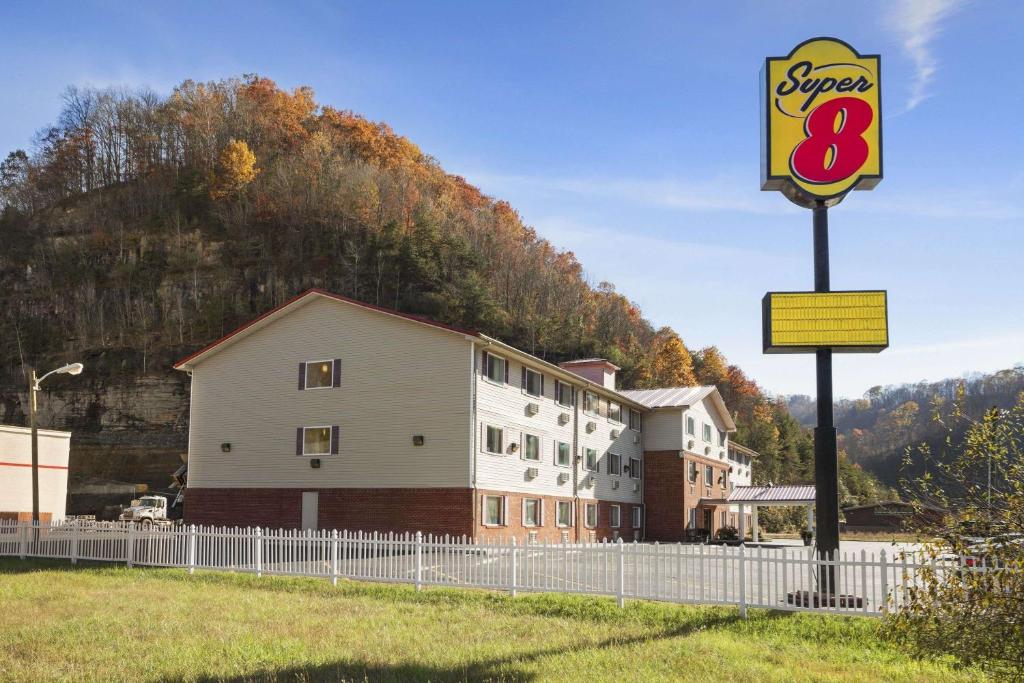 Super 8 by Wyndham Prestonsburg - main image