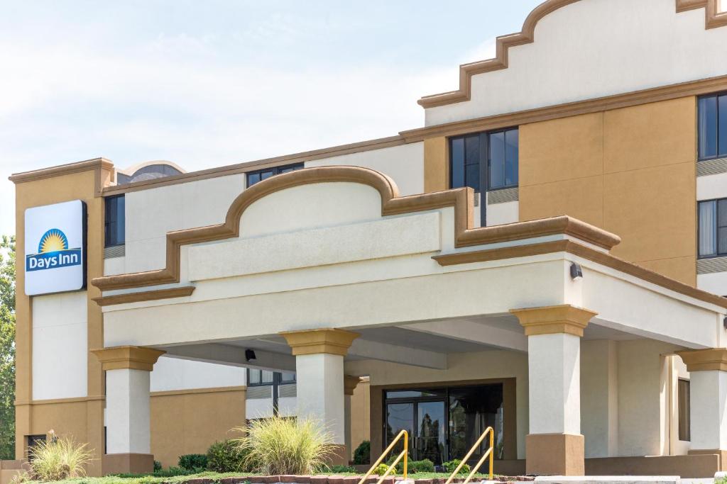 Days Inn by Wyndham Hagerstown - image 2