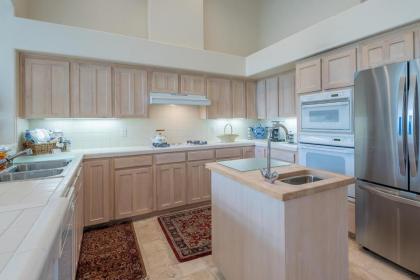 New Listing! Tri-level Townhome with Hot Tub Access and 2 Car Garage - image 10