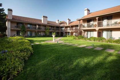 Half Moon Bay Lodge - image 12