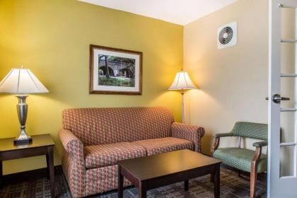 Clarion Hotel & Suites Hamden - New Haven - image 10