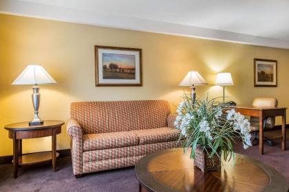 Clarion Hotel & Suites Hamden - New Haven - image 3