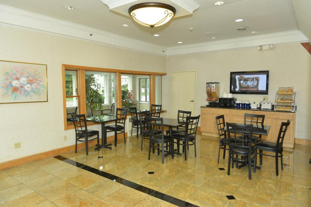 Whitney Inn & Suites - image 3