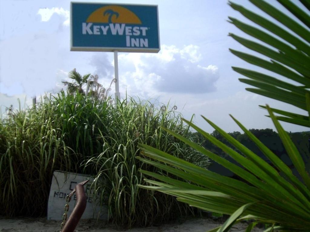 Key West Inn - Hamilton - image 3