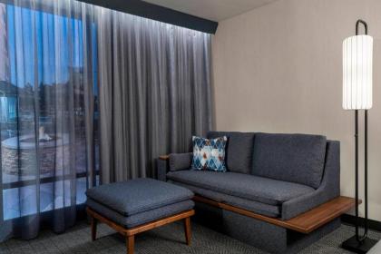 Courtyard by Marriott Hamilton - image 4