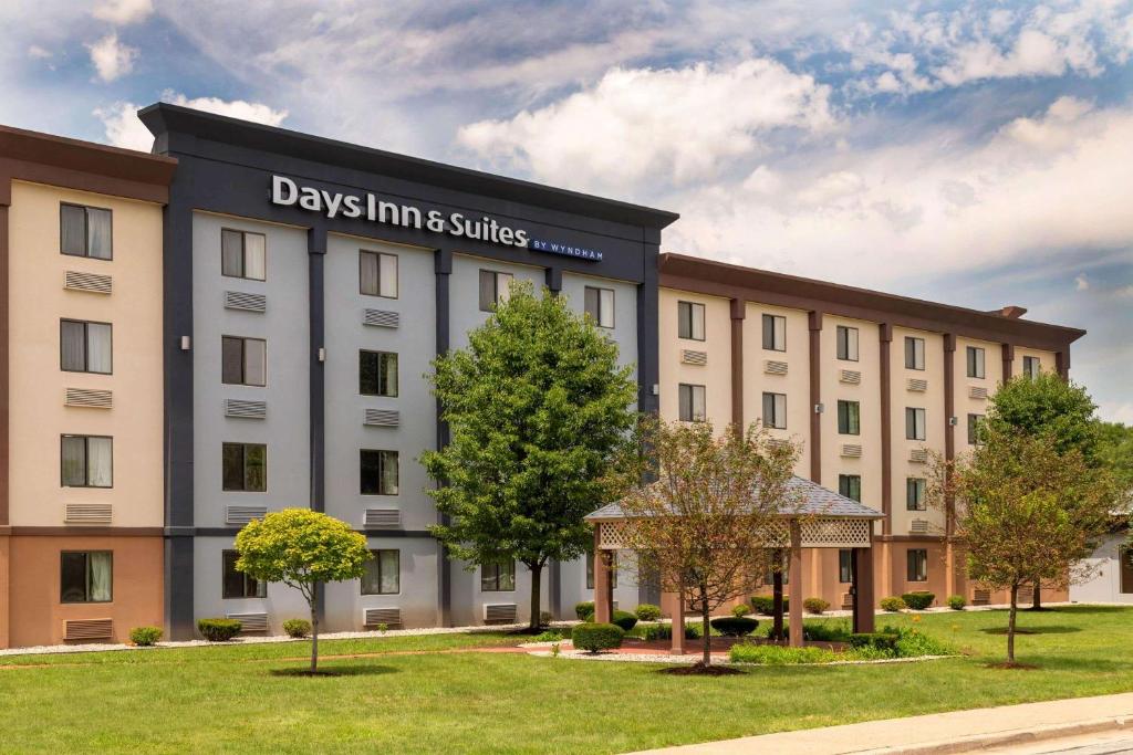 Days Inn and Suites by Wyndham Hammond IN - main image