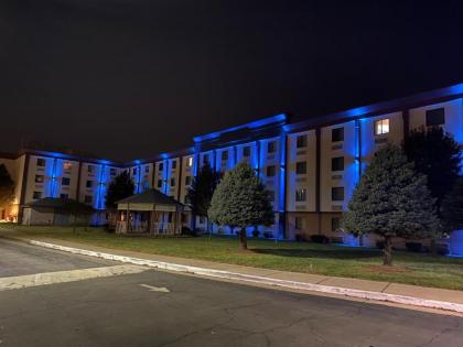 Days Inn and Suites by Wyndham Hammond IN - image 10