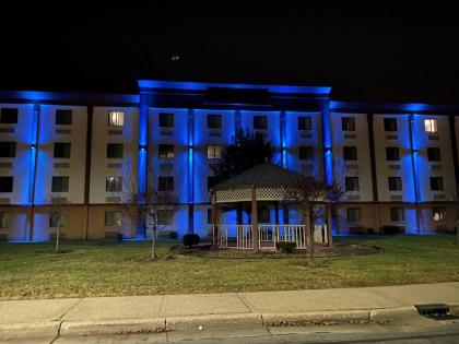 Days Inn and Suites by Wyndham Hammond IN - image 9