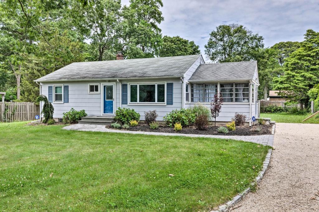 Hamptons Bay Home on Shinnecock Bay with Yard! - image 6