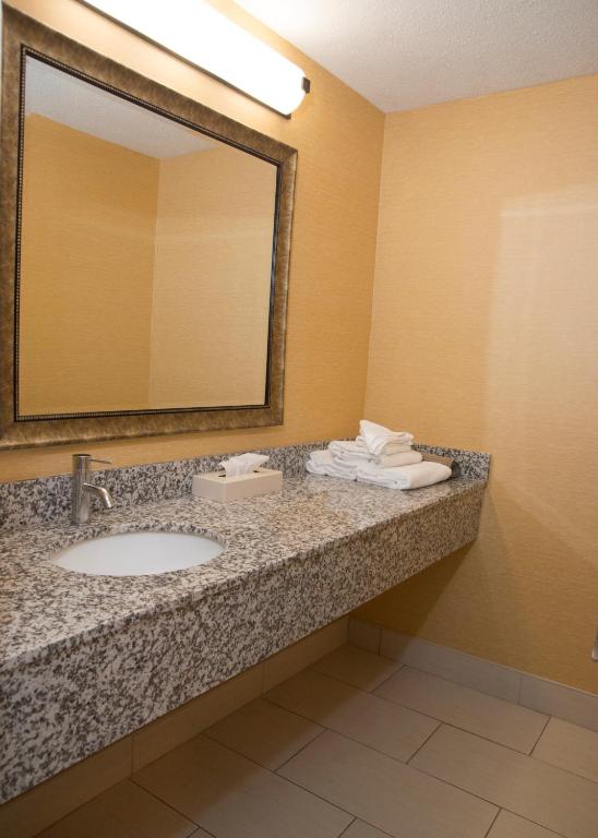 Hampton Falls Inn - image 7