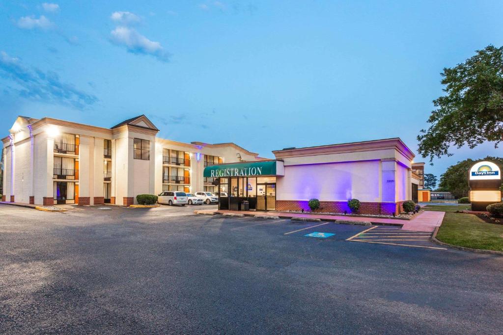 Days Inn by Wyndham Hampton Near Coliseum Convention Center - main image