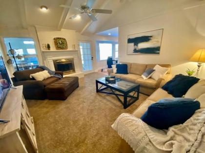 Cozy & Quiet 4BD Home Perfect for Family Vacation - image 7