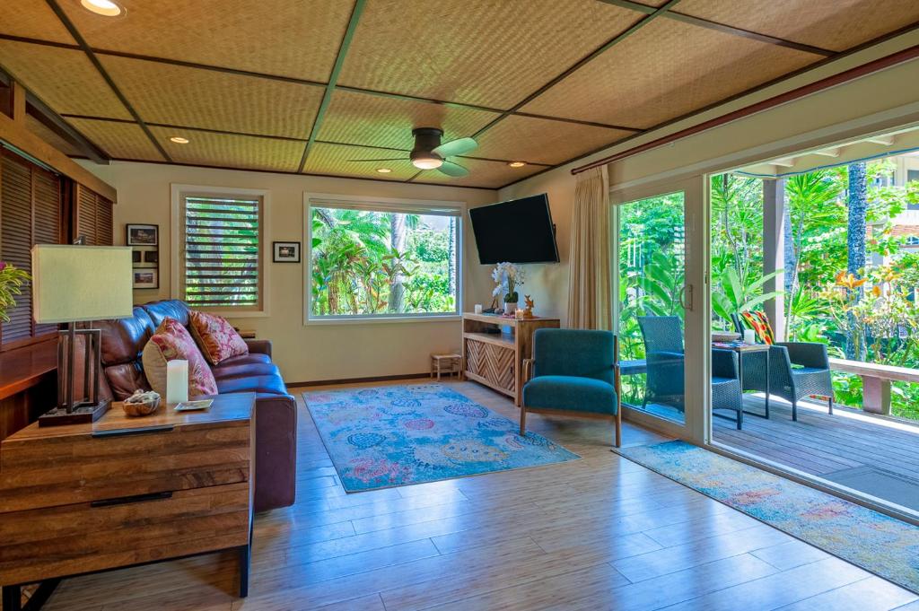 Secluded beachfront resort most romantic spot on Kauai totally updated inside - image 6