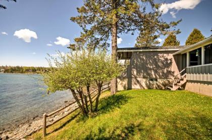 Bayfront Hancock Cottage with Beautiful Walking Beach - image 13