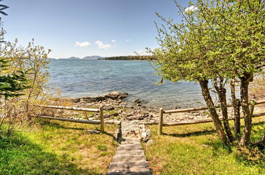 Bayfront Hancock Cottage with Beautiful Walking Beach - image 3