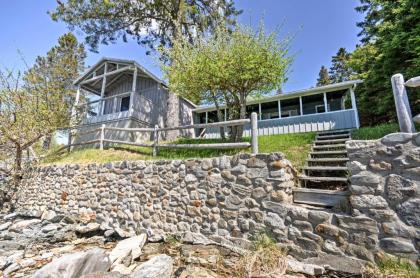 Bayfront Hancock Cottage with Beautiful Walking Beach - image 4