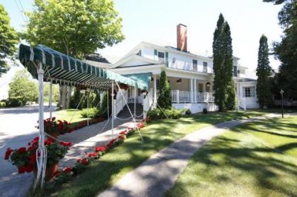 Colonial Inn Harbor Springs - image 4