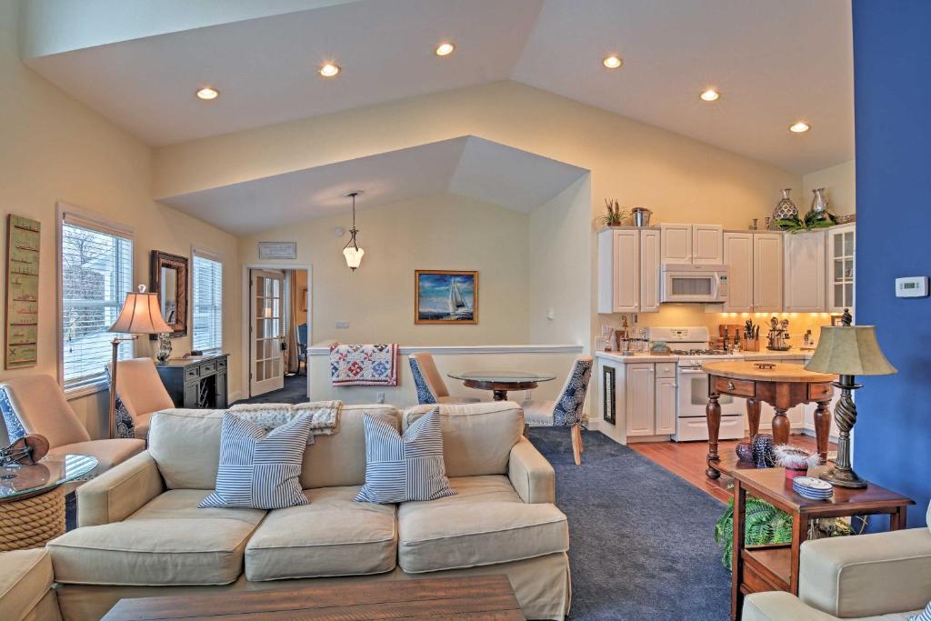 Harbor Springs Condo with Bay View - Walk to Beach! - main image