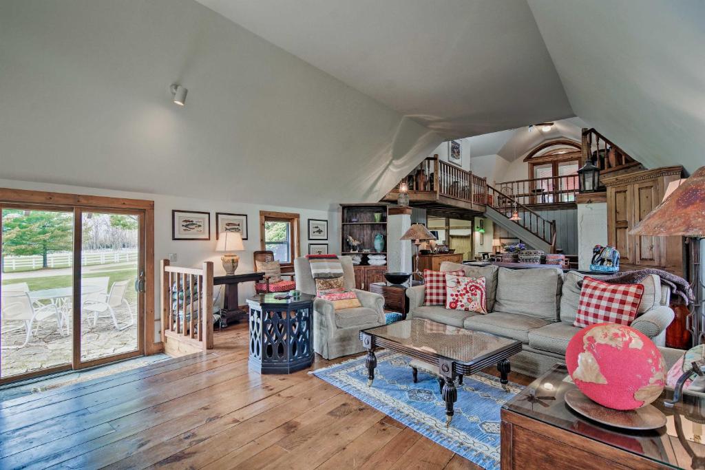 Family-Friendly Farmhouse - Near Lake and Ski Areas! - image 2