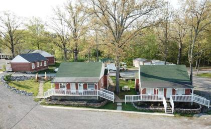 Early American Motel - image 2