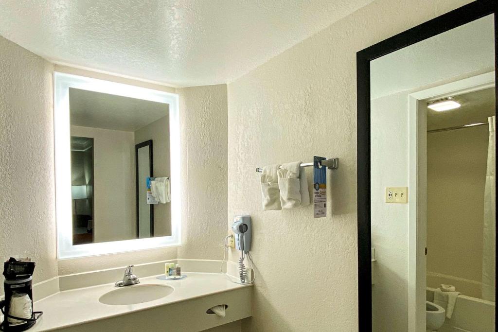 Quality Inn Harlingen - image 7