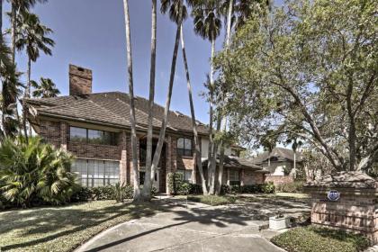 Lakefront Harlingen Home with Pool Yard and Pool Table - image 14