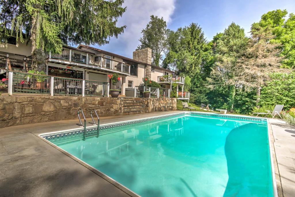 Harpers Ferry Apartment with Private Pool and Hot Tub! - image 4