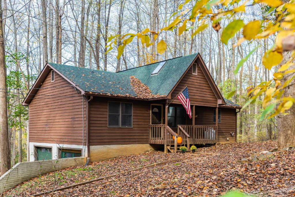 Harpers Ferry Cabin with Deck and Grill Game Room WiFi - main image