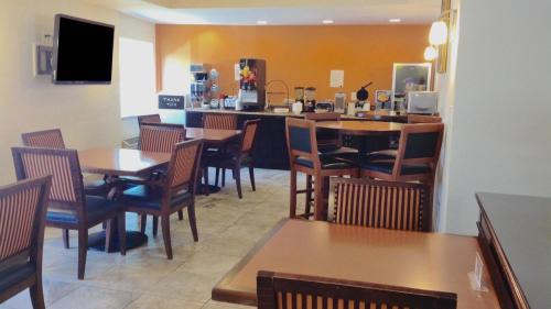 Americas Best Value Inn Harrisburg - image 2