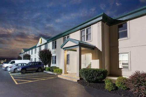 Super 8 by Wyndham Harrisburg Hershey West - image 5