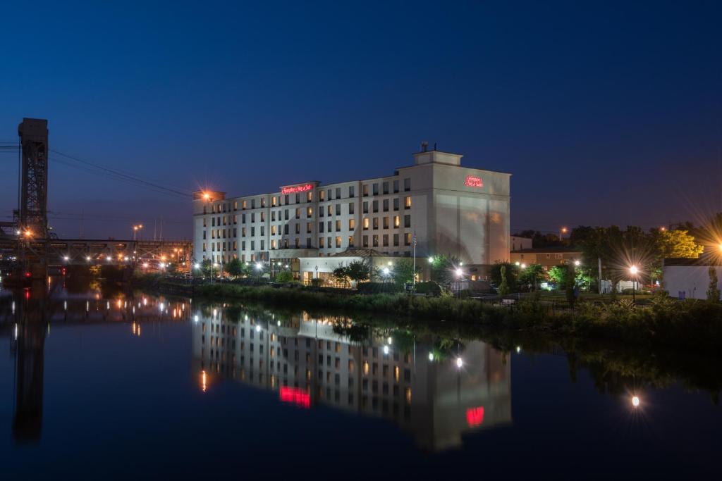 Hampton Inn & Suites Newark-Harrison-Riverwalk - main image