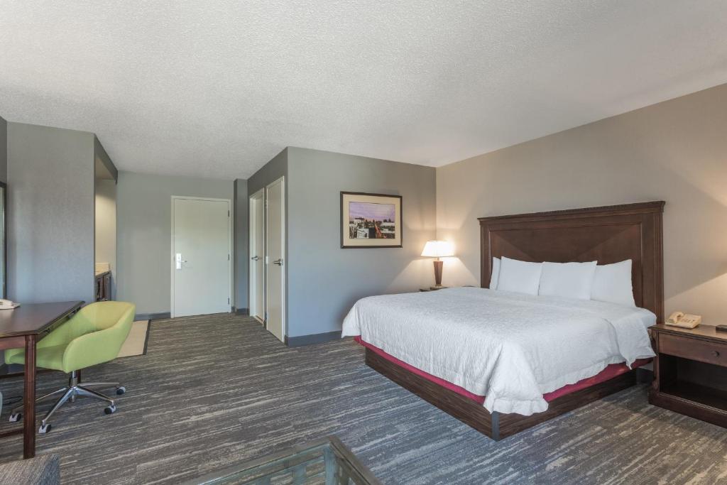 Hampton Inn & Suites Newark-Harrison-Riverwalk - image 3