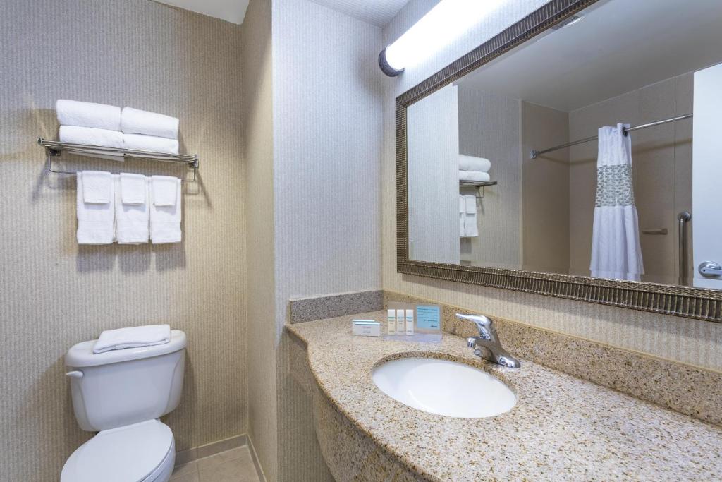 Hampton Inn & Suites Newark-Harrison-Riverwalk - image 7